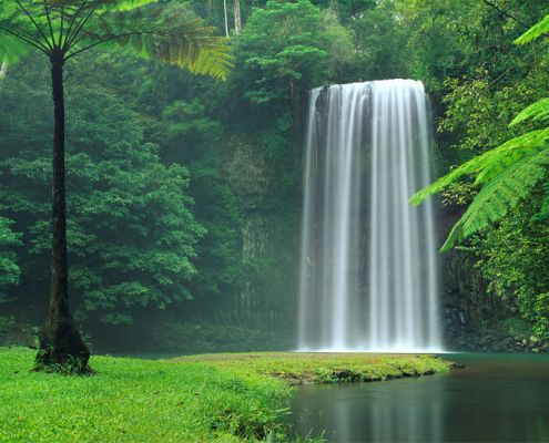 Paisaje con cascada. bonnet maquinaria sostenible