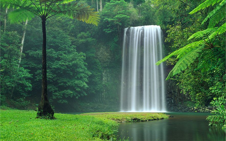 Paisaje con cascada. bonnet maquinaria sostenible